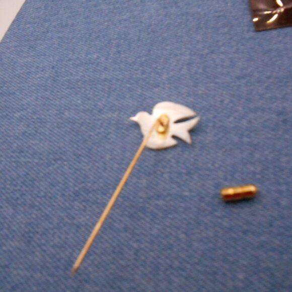VINTAGE BIRD DOVE IN SHELL ON GOLD TONE STICK LAPEL PIN ON ORIGINAL DISPLAY CARD - Picture 10 of 10